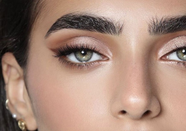 Jenis kening pada kanak-kanak perempuan. Foto, tajuk, pembetulan, tatu